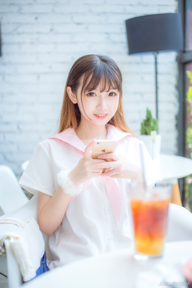 “走！”庞统眉头一挑，向魏延招了招手，带着人马冲向刺史府。